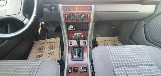 Mercedes E 220 1995, 252,600 km - 2.2 l - Bakı