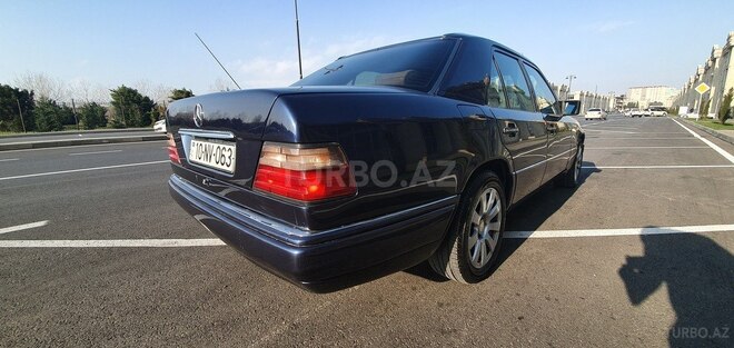 Mercedes E 220 1995, 252,600 km - 2.2 l - Bakı