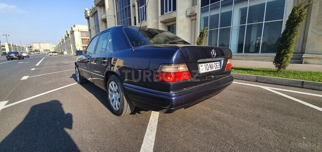 Mercedes E 220 1995, 252,600 km - 2.2 l - Bakı