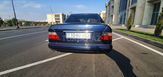 Mercedes E 220 1995, 252,600 km - 2.2 l - Bakı