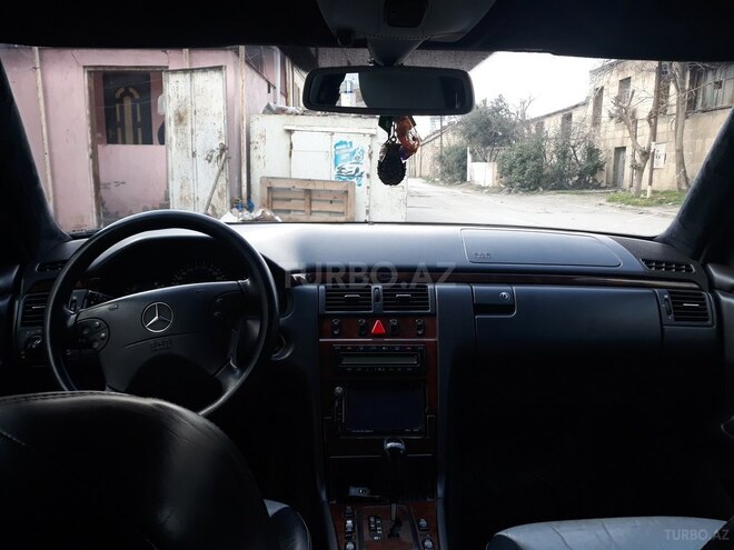 Mercedes E 270 2001, 290,000 km - 2.7 l - Bakı