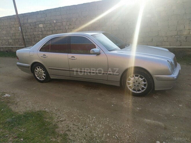 Mercedes E 220 2001, 327,586 km - 2.2 л - Biləsuvar