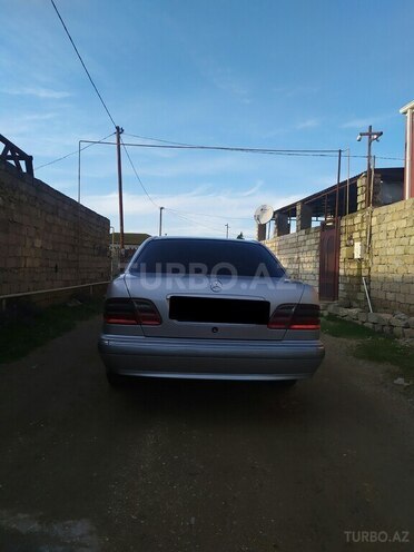 Mercedes E 220 2001, 327,586 km - 2.2 л - Biləsuvar