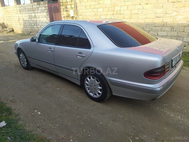 Mercedes E 220 2001, 327,586 km - 2.2 л - Biləsuvar