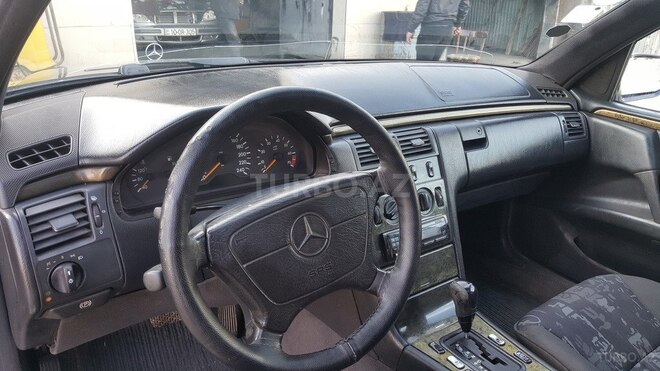 Mercedes E 240 1999, 275,000 km - 2.4 l - Sumqayıt