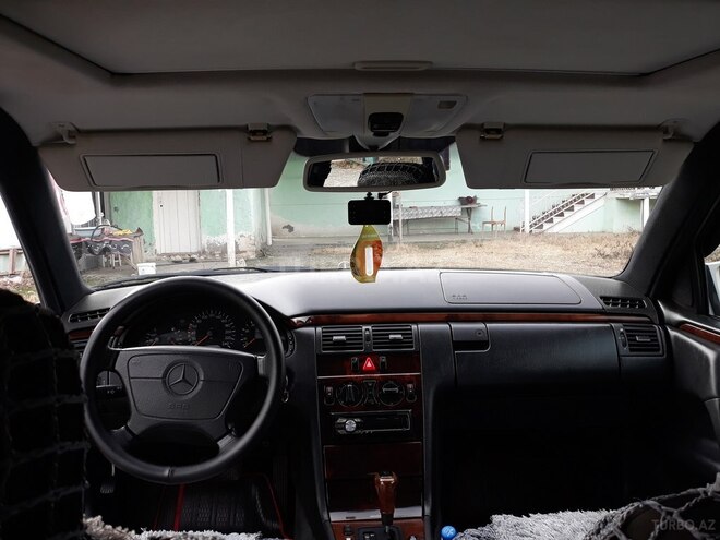 Mercedes E 240 1998, 193,000 km - 2.4 l - Tovuz