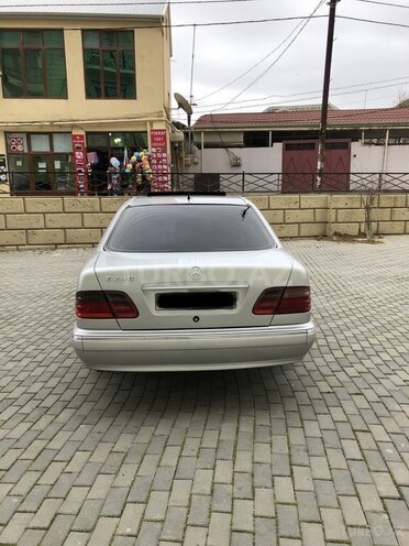 Mercedes E 240 2000, 185,300 km - 2.4 l - Bakı