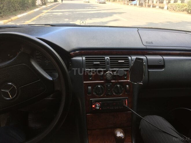 Mercedes E 240 1999, 319,000 km - 2.4 l - Sumqayıt