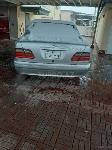 Mercedes E 240 2001, 208,000 km - 2.6 l - Saatlı