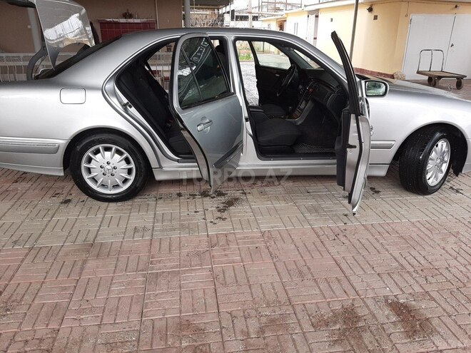 Mercedes E 240 2001, 208,000 km - 2.6 l - Saatlı