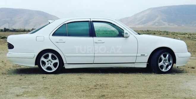 Mercedes E 300 2001, 220,000 km - 2.0 l - Bakı