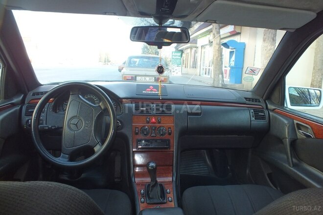 Mercedes E 280 1996, 166,400 km - 2.8 l - Mingəçevir
