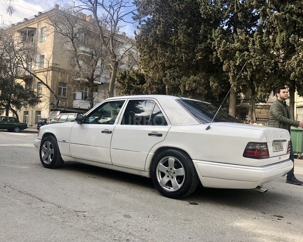 Mercedes E 220 1993, 384,000 km - 2.2 л - Bakı