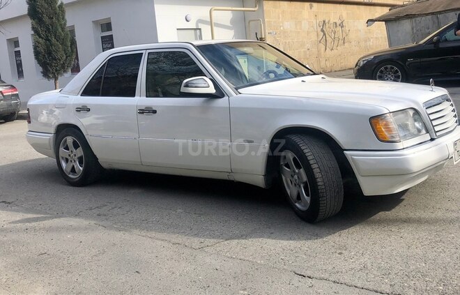 Mercedes E 220 1993, 384,000 km - 2.2 л - Bakı