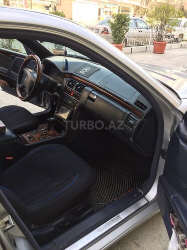 Mercedes E 240 1999, 325,600 km - 2.4 l - Bakı
