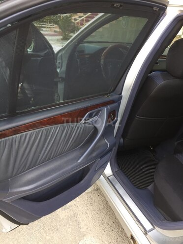 Mercedes E 240 1999, 325,600 km - 2.4 l - Bakı
