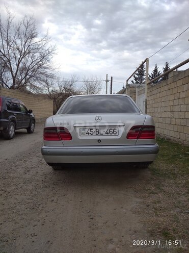 Mercedes E 240 1999, 213,452 km - 2.4 l - Mingəçevir