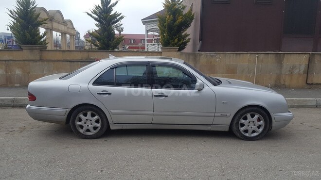 Mercedes E 240 1999, 322,000 km - 2.4 l - Quba