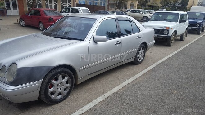 Mercedes E 240 1999, 322,000 km - 2.4 l - Quba