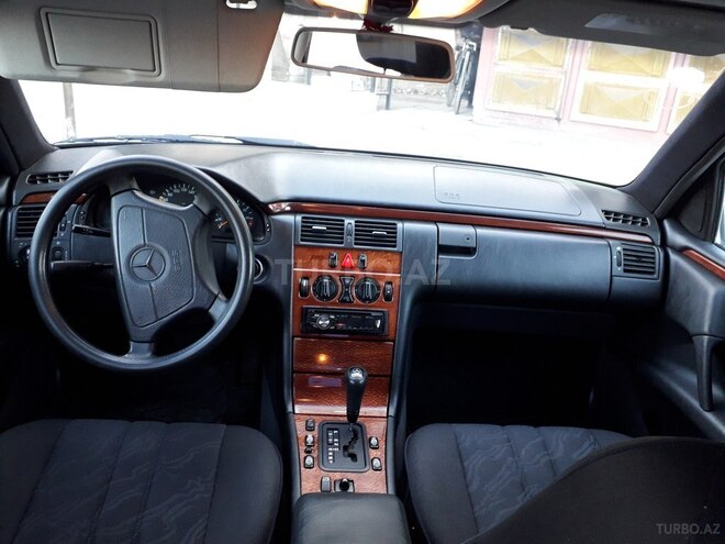 Mercedes E 200 1998, 258,655 km - 2.0 l - Bərdə