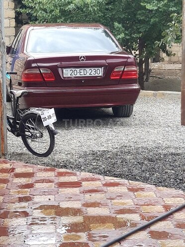 Mercedes E 240 2000, 125,072 km - 2.6 l - Samux