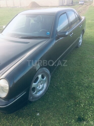 Mercedes E 270 2001, 32,400 km - 2.7 l - Ağsu