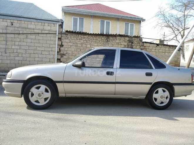 Opel Vectra 1992, 210,000 km - 1.8 l - Şamaxı