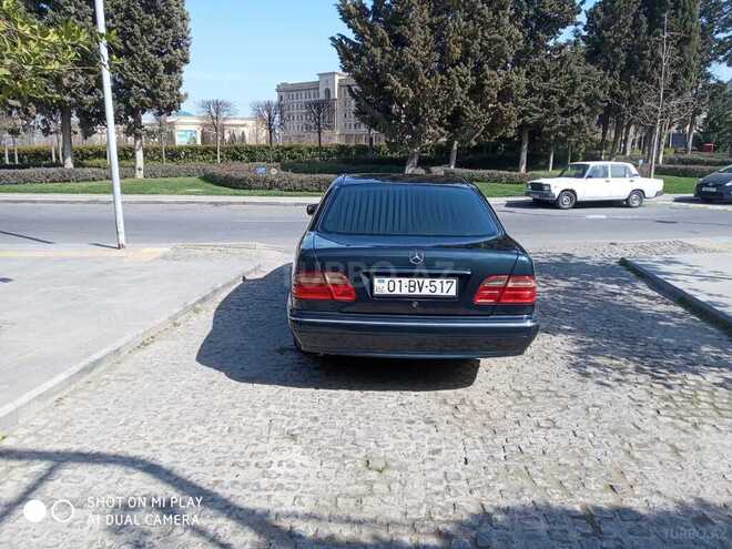 Mercedes E 240 2001, 195,600 km - 2.6 l - Bakı
