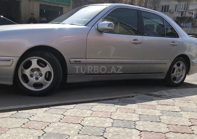 Mercedes E 220 2000, 283,500 km - 2.2 l - Bakı