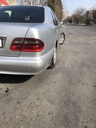Mercedes E 220 2000, 283,500 km - 2.2 l - Bakı