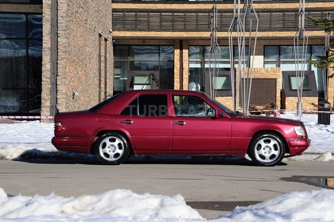 Mercedes E 200 1994, 411,114 km - 2.0 l - Qusar