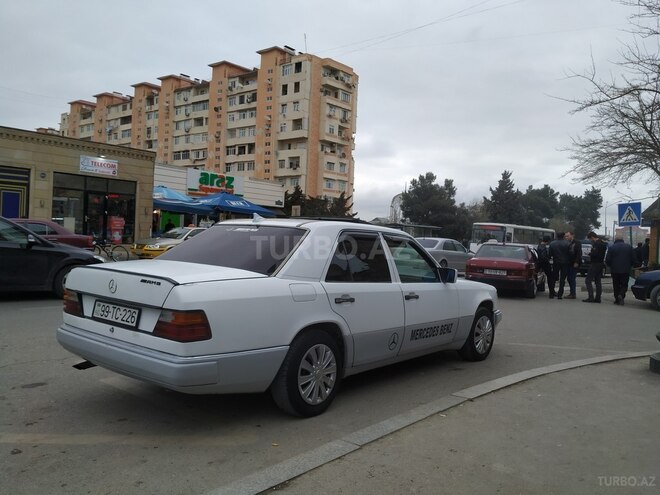 Mercedes E 220 1991, 235,235 km - 2.0 l - Bakı