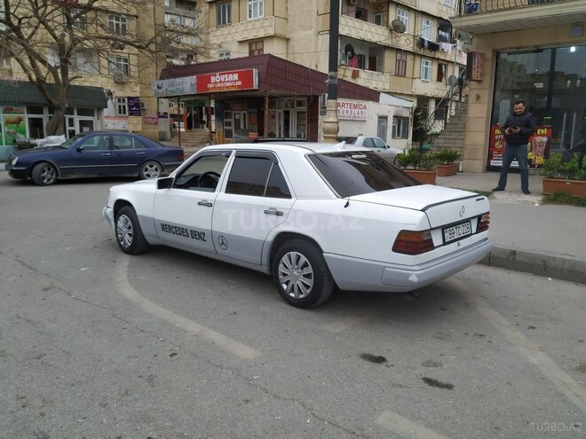 Mercedes E 220 1991, 235,235 km - 2.0 l - Bakı