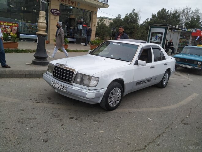 Mercedes E 220 1991, 235,235 km - 2.0 l - Bakı