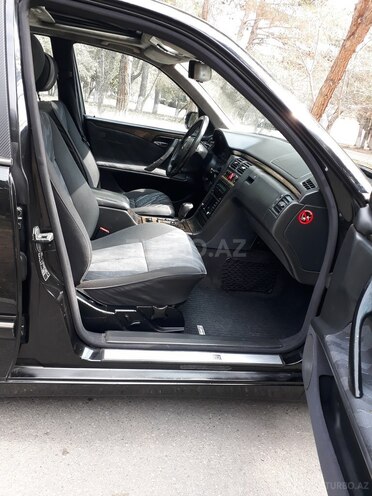 Mercedes E 320 2001, 295,632 km - 3.2 l - Xırdalan
