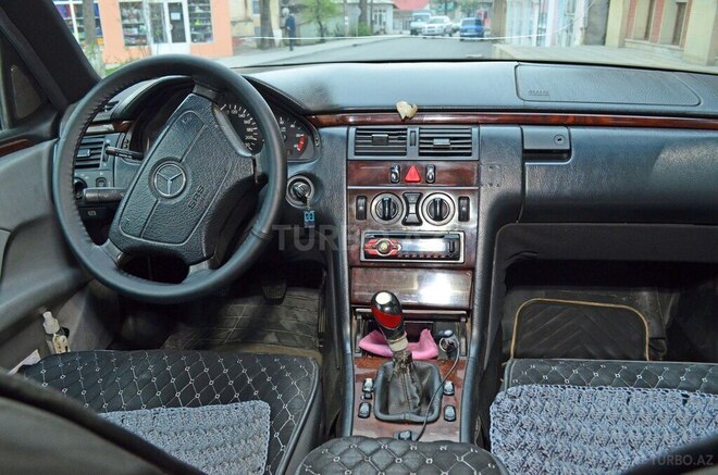 Mercedes E 220 1995, 65,000 km - 2.2 l - Şəki