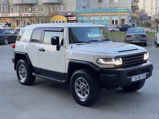 Toyota FJ Cruiser 2011, 105,000 km - 3.4 л - Bakı