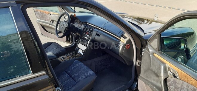 Mercedes E 240 1999, 303,000 km - 2.4 l - Gəncə
