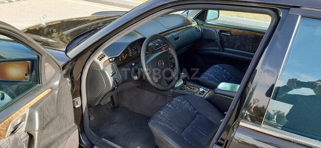 Mercedes E 240 1999, 303,000 km - 2.4 l - Gəncə