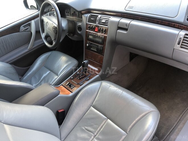Mercedes E 240 2001, 319,000 km - 2.6 l - Sumqayıt