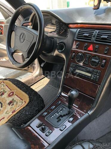 Mercedes E 240 1997, 260,000 km - 2.4 л - Bakı