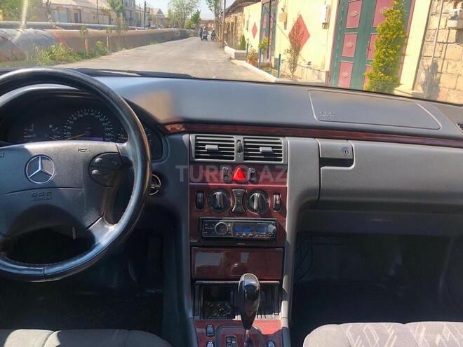 Mercedes E 220 2000, 300,000 km - 2.2 l - Bakı