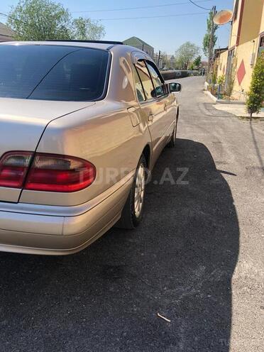 Mercedes E 220 2000, 300,000 km - 2.2 l - Bakı