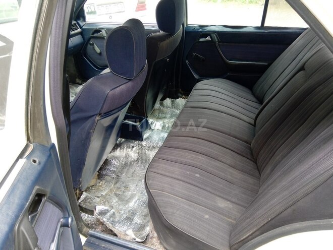 Mercedes E 230 1986, 266,600 km - 2.3 l - Gəncə