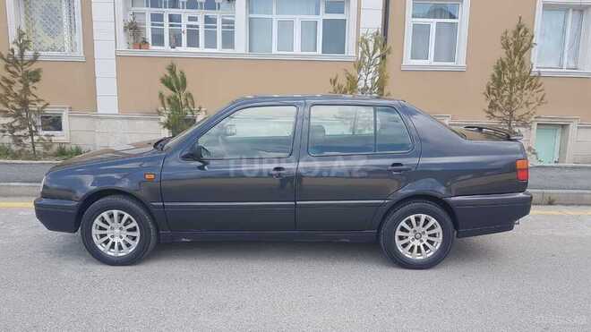 Volkswagen Vento 1993, 325,566 km - 2.0 l - Quba