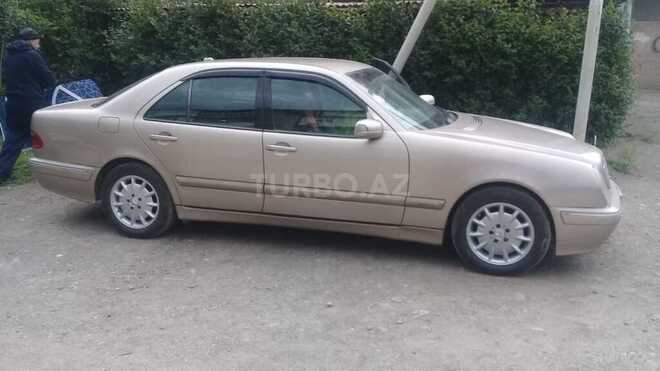 Mercedes E 220 2001, 170,000 km - 2.2 l - Gəncə