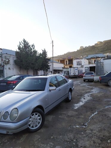 Mercedes E 240 1997, 310,000 km - 2.4 l - Şamaxı