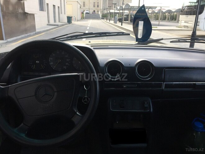 Mercedes E 200 1980, 345,000 km - 2.0 l - Quba