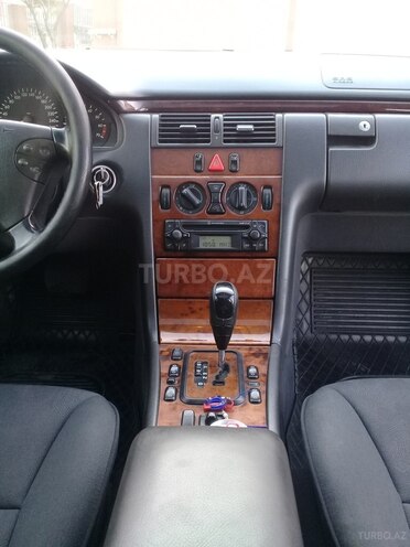 Mercedes E 260 2001, 295,000 km - 2.6 l - Bakı
