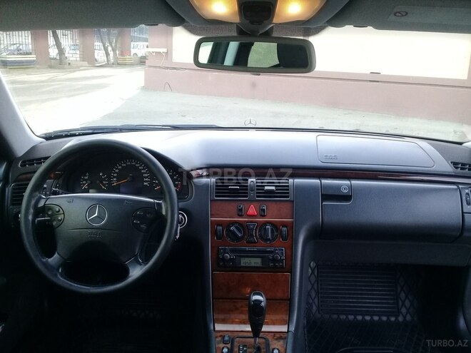 Mercedes E 260 2001, 295,000 km - 2.6 l - Bakı